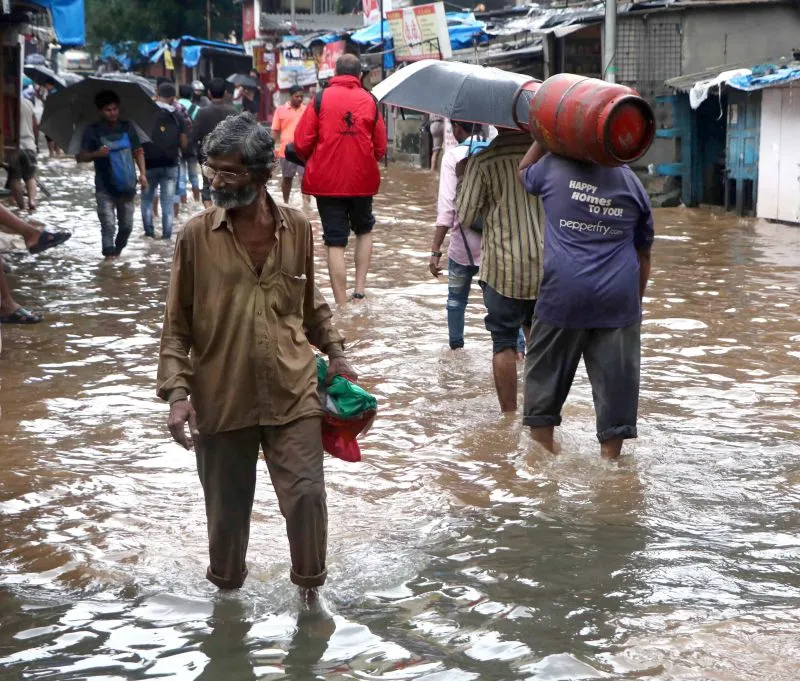 मुंबई में भारी बारिश की वजह से सड़कों पर भरे पानी में फंसी गाड़ियां