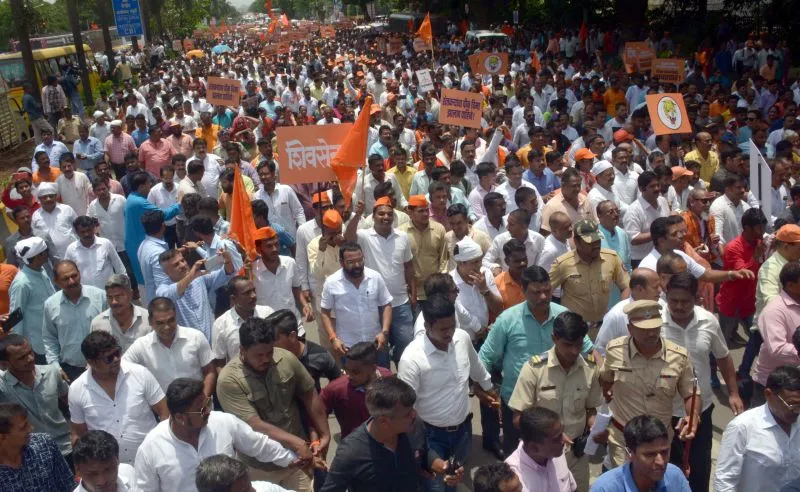 शिवसेना अध्यक्ष उद्धव ठाकरे पार्टी कार्यकर्ताओं के साथ बीमा कंपनियों के खिलाफ मुंबई में किसानों के प्रीमियम दावों के लिए विरोध रैली में भाग लिया