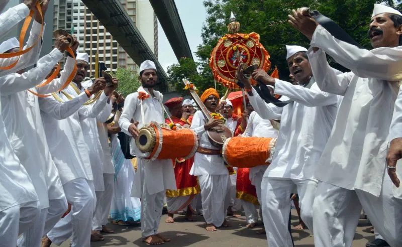 भगवान विठ्ठल मंदिर में आषाढ़ी एकादशी के अवसर पर बिंदी जुलूस में भाग लेते हुए भक्त