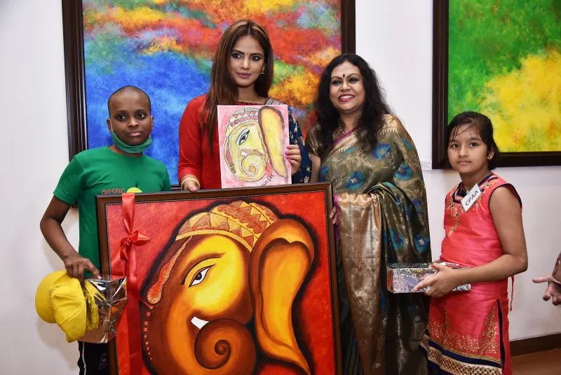 आर्टिस्ट संजुक्ता अरुण के शो के उद्धाटन में शामिल हुईं नीतू चंद्रा और प्रीति झंगियानी