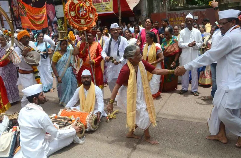 भगवान विठ्ठल मंदिर में आषाढ़ी एकादशी के अवसर पर बिंदी जुलूस में भाग लेते हुए भक्त