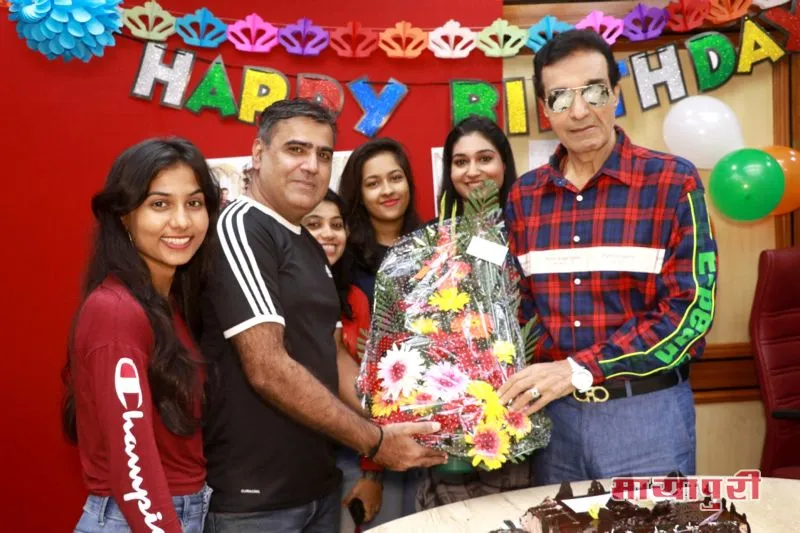 एक्टर, प्रोडूसर, डायरेक्टर धीरज कुमार ने ऑफिस स्टाफ के साथ मनाया जन्मदिन