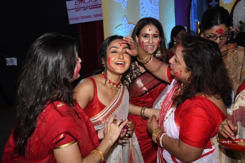 मलाड सार्बोजनिन दुर्गोत्सव 2019 में सिंदूर उत्सव  मनाते दिखें बॉलीवुड सितारे