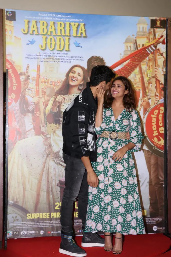 मुंबई में सिद्धार्थ मल्होत्रा और परिणीति चोपड़ा ने अनोखे अंदाज़ में लॉन्च किया फिल्म जबरिया जोड़ी का ट्रेलर
