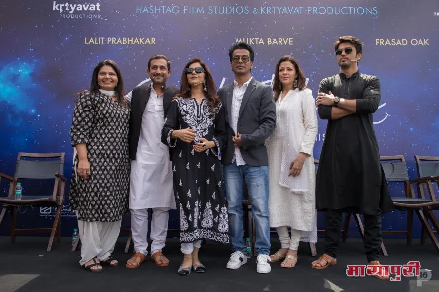 ऋतिक रोशन ने मुंबई में मराठी फिल्म स्माइल प्लीज के लिए मुहूर्त क्लैप दिया