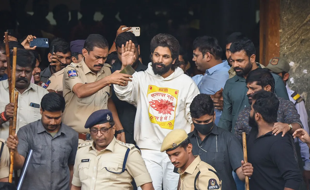 अल्लू अर्जुन को कोर्ट ने 14 दिनों के लिए जेल भेजा, पुष्पा-2 के प्रीमियर के दौरान भगदड़ में गई थी महिला की जान