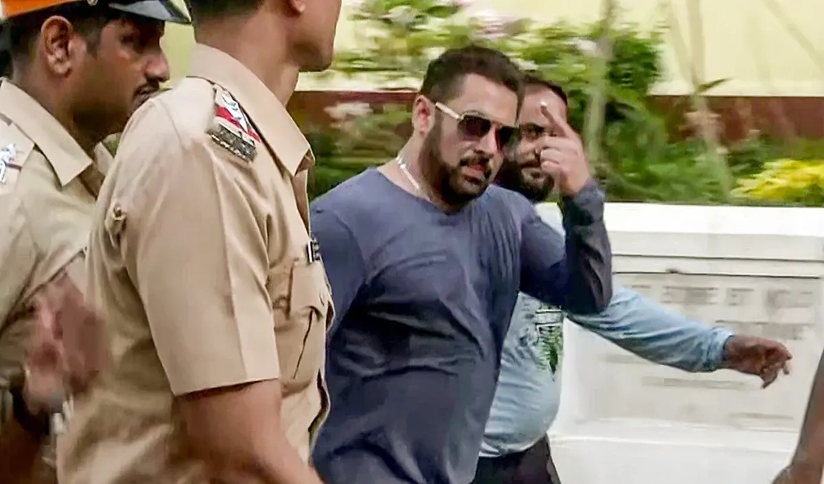 mumbai police records salman khan statement in connection with the firing  outside his residence - Prabhasakshi latest news in hindi