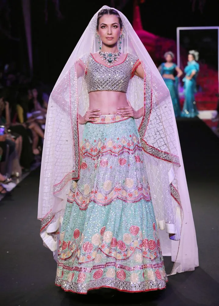 FDCI इंडिया कॉट्योर वीक 2019 में सुनीत वर्मा ने दिखाया अपना नया कलेक्शन अमारा