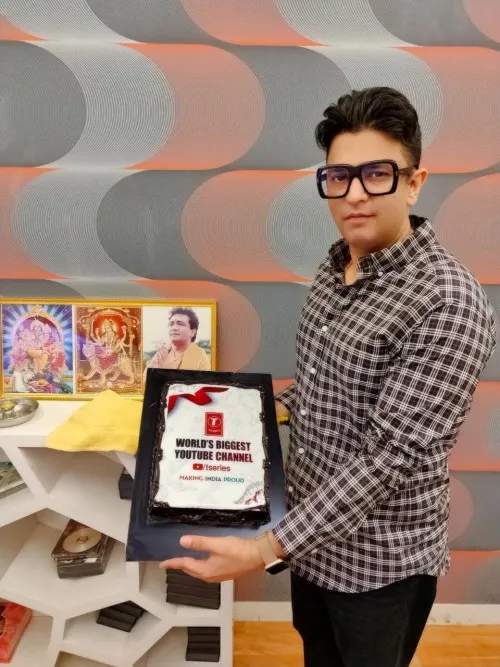 टी-सीरीज़ बना दुनिया का नंबर 1 यूट्यूब चैनल भूषण कुमार ने केक काट कर मनाया जश्न