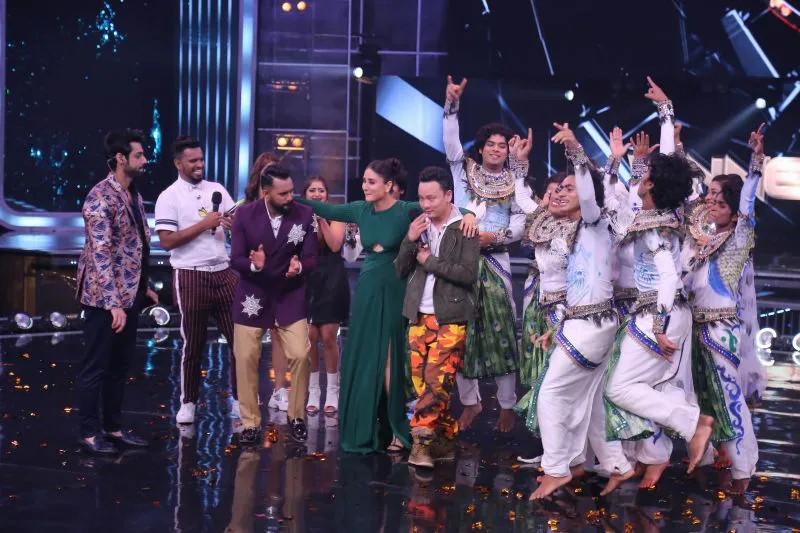 Photos: करीना कपूर खान ने ‘डांस इंडिया डांस-7’ के सेट पर की खूब मस्ती, देखें फोटोज़