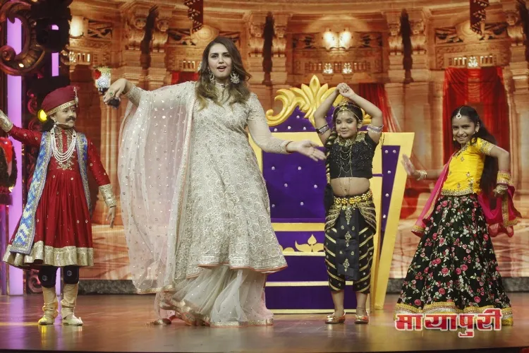 Huma Qureshi shaing a leg on Naagin Dance Nachna with Tamanna Dipak, Zoya Shah and Snigdha Deshmukh 