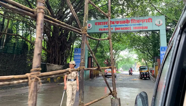 वीरान सड़कें, हर ओर सन्नाटा..लॉकडाऊन हुई मुंबई की ऐसी तस्वीर आ रही है सामने !