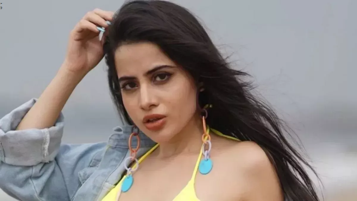 Urfi Javed Video: टॉपलेस होकर उर्फी जावेद ने किया ब्रेकफास्ट, वीडियो देख  ट्रोल बोले- प्लेट और ग्लास... - Bigg Boss OTT And Splitsvilla 14  Contestants Urfi Javed Goes Braless Again ...