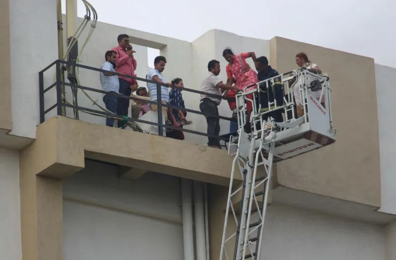 मुंबई की एमटीएनएल बिल्डिंग में लगी आग 84 लोगों को सकुशल निकाला गया बाहर