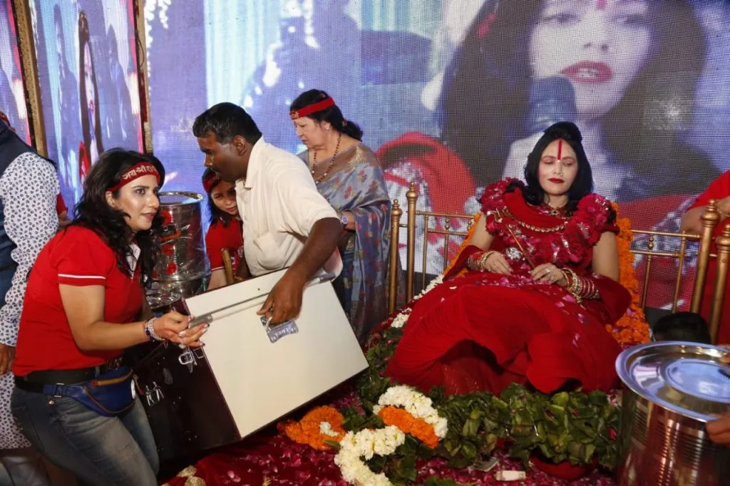 भक्तों ने धूमधाम से मनाया श्री राधे माँ का जन्मदिन
