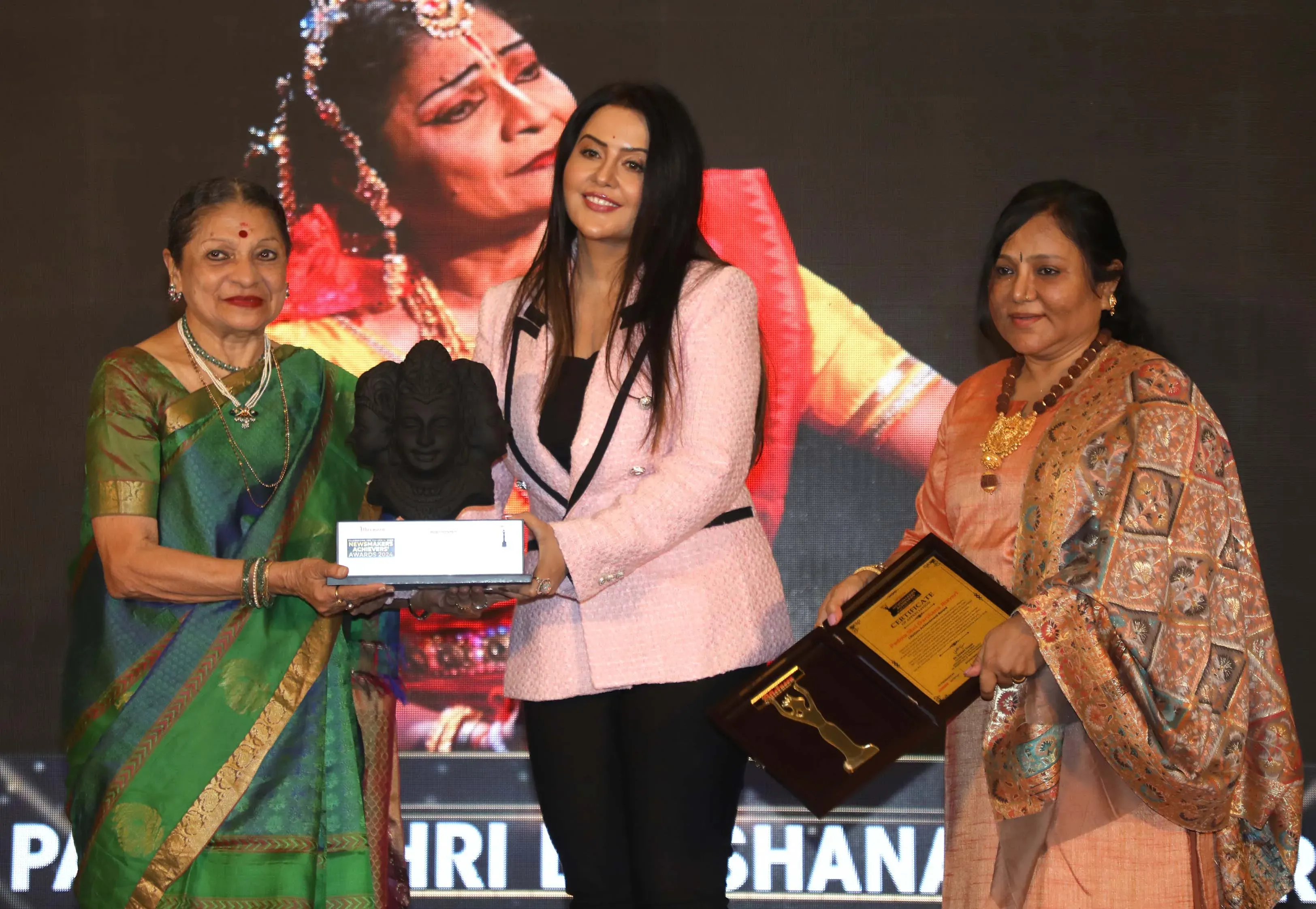 Darshana jhaveri,Amruta Fadnavis & Vaidehi Taman