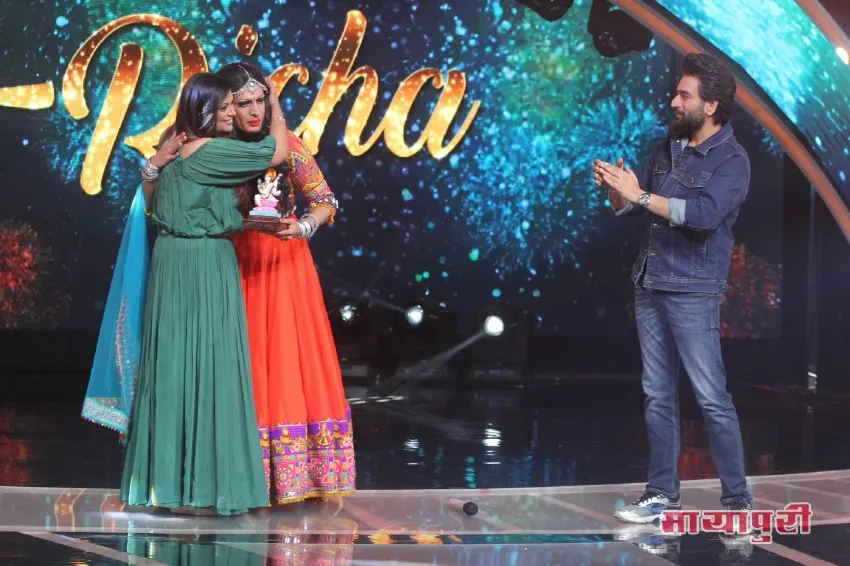 Richa Sharma presents an idol of Saraswati to Rani ko-he-nur for her marvellous performance