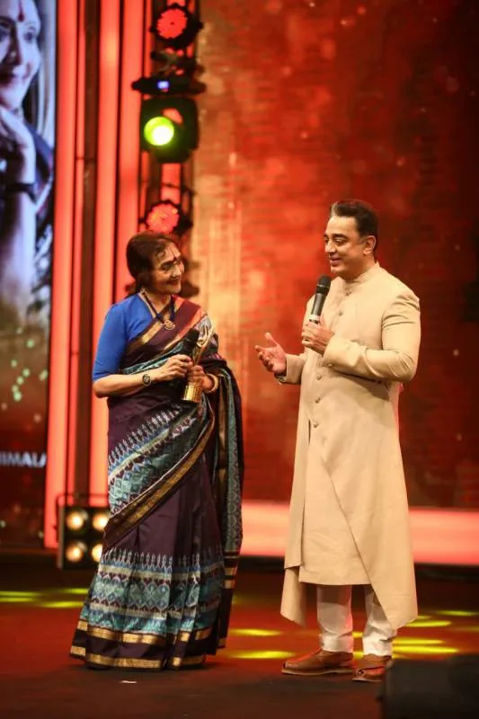 कमल हासन ने प्रसिद्ध अभिनेत्री नृत्यांगना वैजयंतीमाला बाली को लाइफटाइम अचीवमेंट अवार्ड से सम्मानित किया
