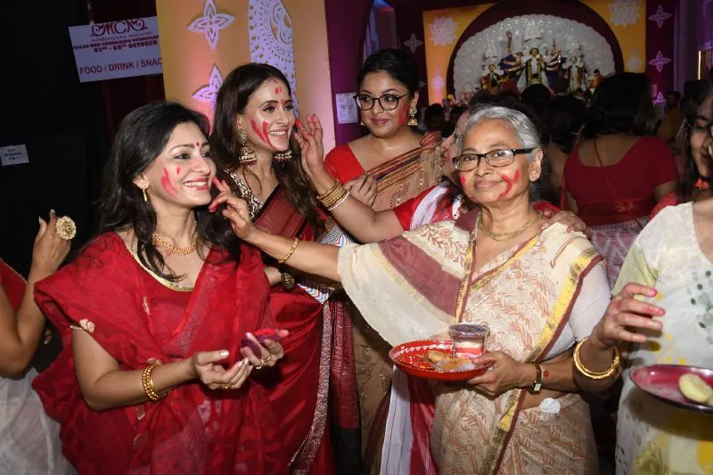 मलाड सार्बोजनिन दुर्गोत्सव 2019 में सिंदूर उत्सव  मनाते दिखें बॉलीवुड सितारे