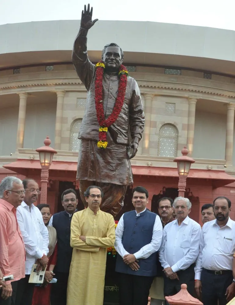 शिवसेना प्रमुख उद्धव ठाकरे के साथ महाराष्ट्र के मुख्यमंत्री देवेंद्र फडणवीस ने मुंबई में अटल स्मृति उद्यान का उद्घाटन किया