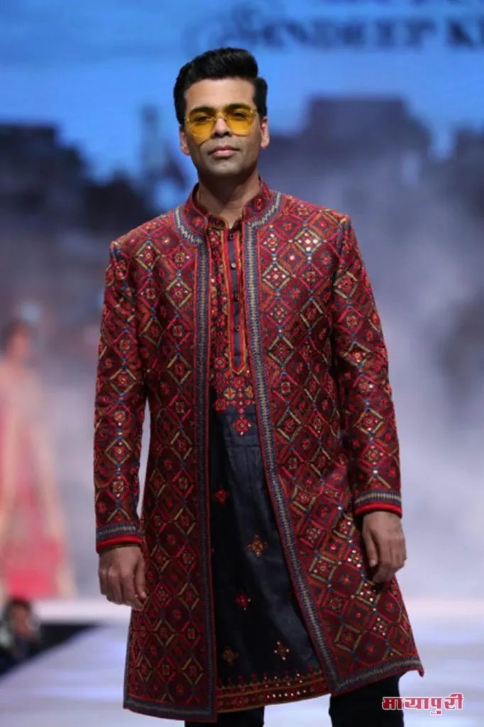 मशहूर डिजाइनर अबू जानी संदीप खोसला के फैशन शो में सोनम कपूर आहूजा, करण जौहर और श्वेता बच्चन नंदा ने रैंप वॉक किया