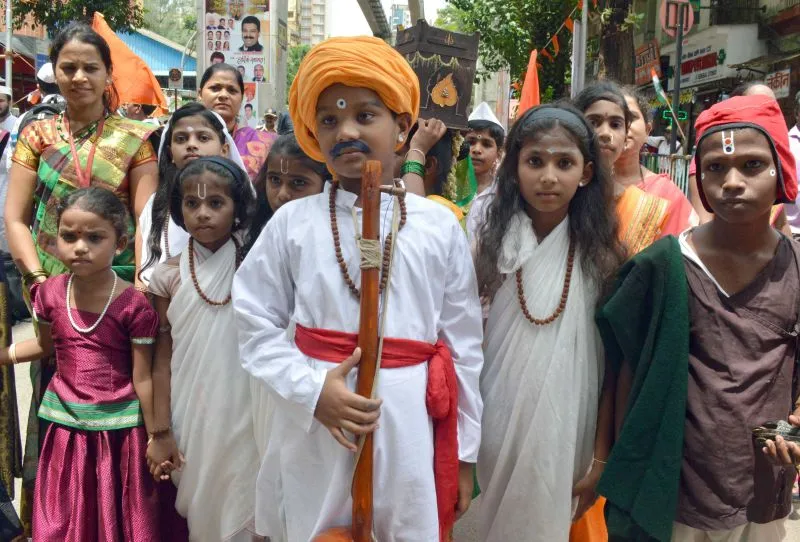 भगवान विठ्ठल मंदिर में आषाढ़ी एकादशी के अवसर पर बिंदी जुलूस में भाग लेते हुए भक्त