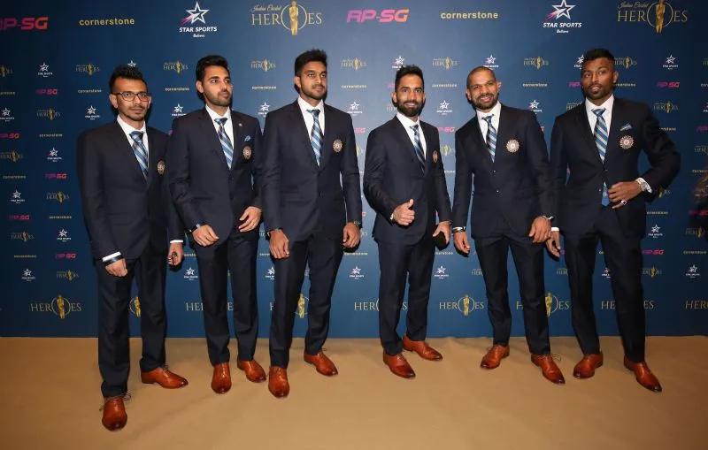 आईसीसी विश्व कप के एक वैश्विक समारोह में क्रिकेट टीम के साथ शामिल हुए बॉलीवुड सितारे