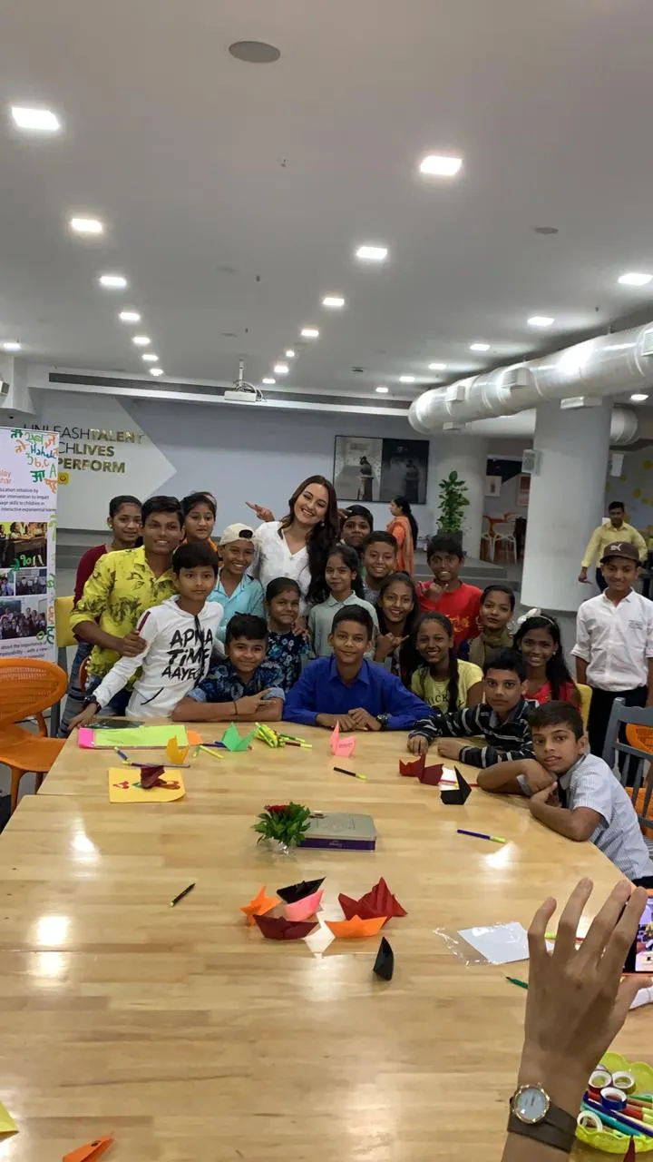 सोनाक्षी सिन्हा ने बच्चों के साथ मनाया बाल दिवस