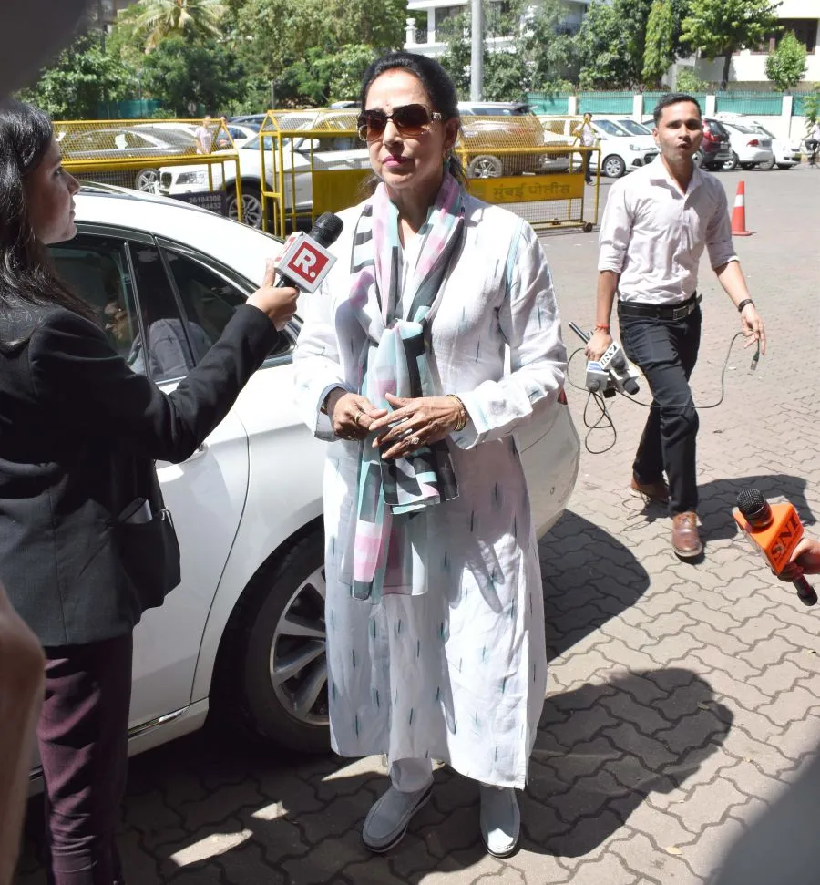 महाराष्ट्र विधानसभा चुनाव 2019 के दौरान बॉलीवुड स्टार्स ने वोट डाले