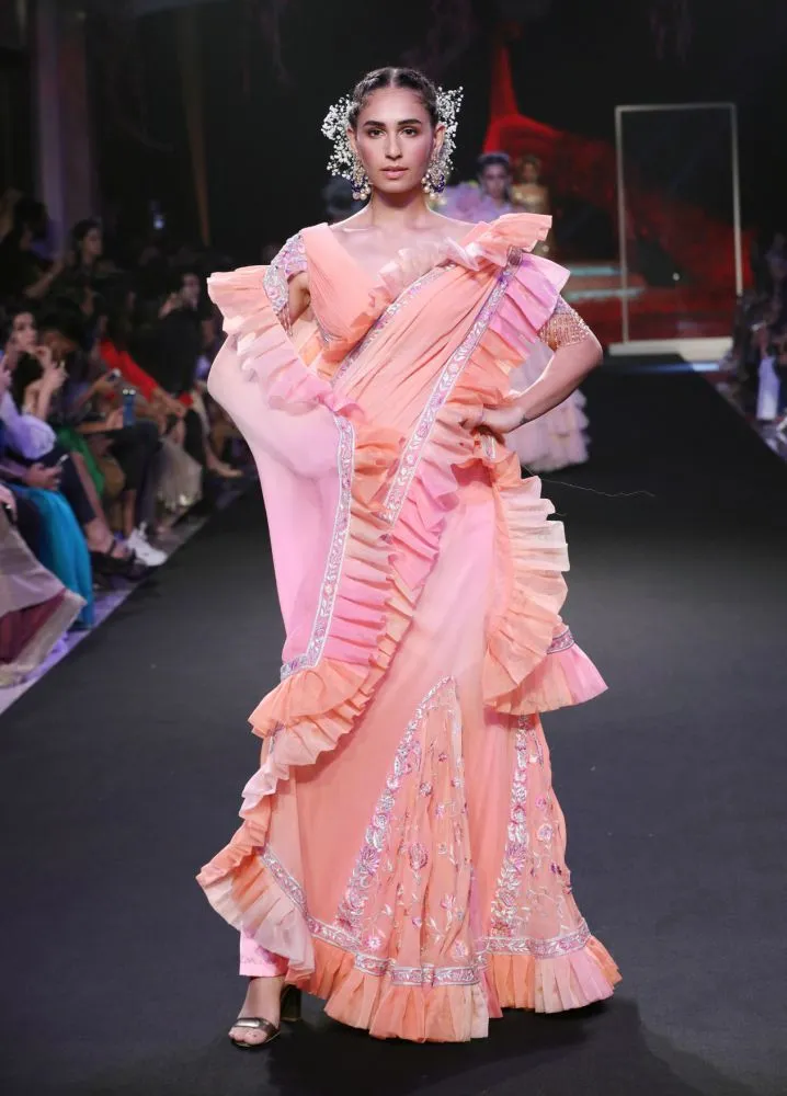 FDCI इंडिया कॉट्योर वीक 2019 में सुनीत वर्मा ने दिखाया अपना नया कलेक्शन अमारा