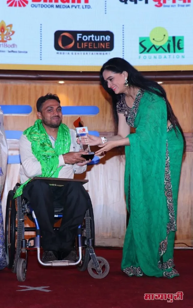 Padmini Kolhapure with ShoorVeer awardee Shams Alam 