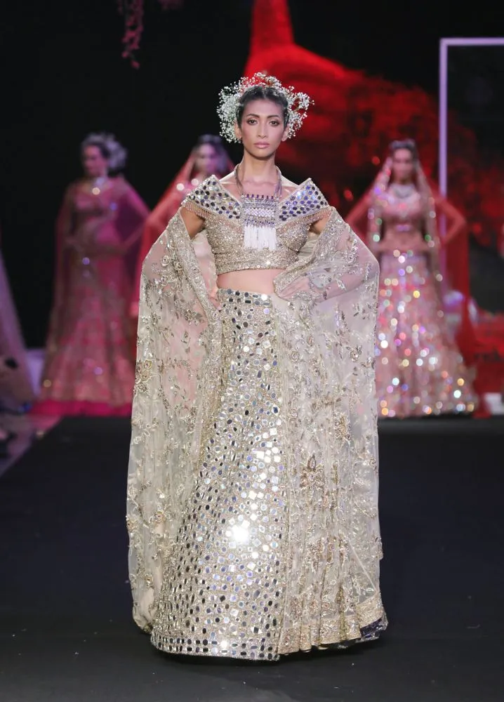 FDCI इंडिया कॉट्योर वीक 2019 में सुनीत वर्मा ने दिखाया अपना नया कलेक्शन अमारा