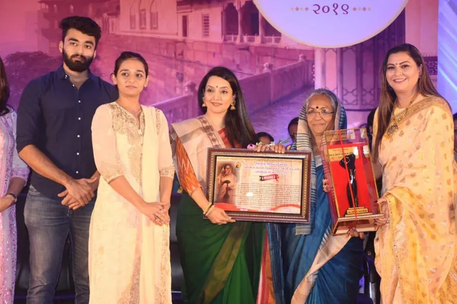 श्रीमती अस्मिता दिघावकर के श्रद्धाजंलि समारोह में महिलाएं सम्मानित