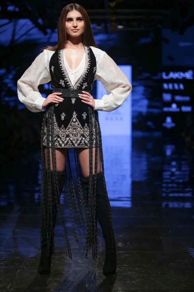 Lakme Fashion Week 2019: डिजाइनर ऋतु कुमार के लिए शो स्टॉपर बनीं तारा सुतारिया