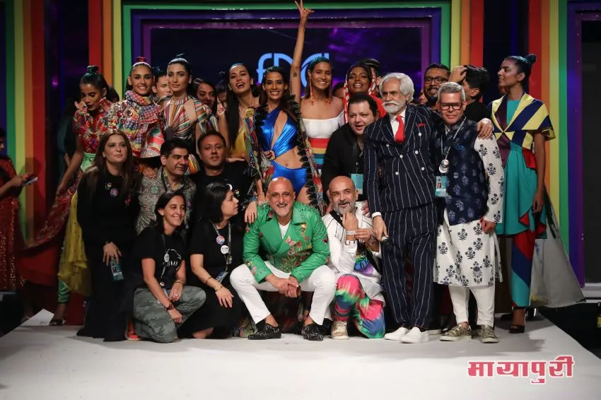 Mr. Sunil Sethi, President FDCI with the designers at the Finale LMIFW SS