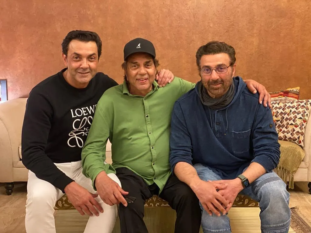 Bobby Deol Unseen Photo With Father Dharmendra | पिता धर्मेंद्र के साथ बॉबी  देओल की अनदेखी फोटो