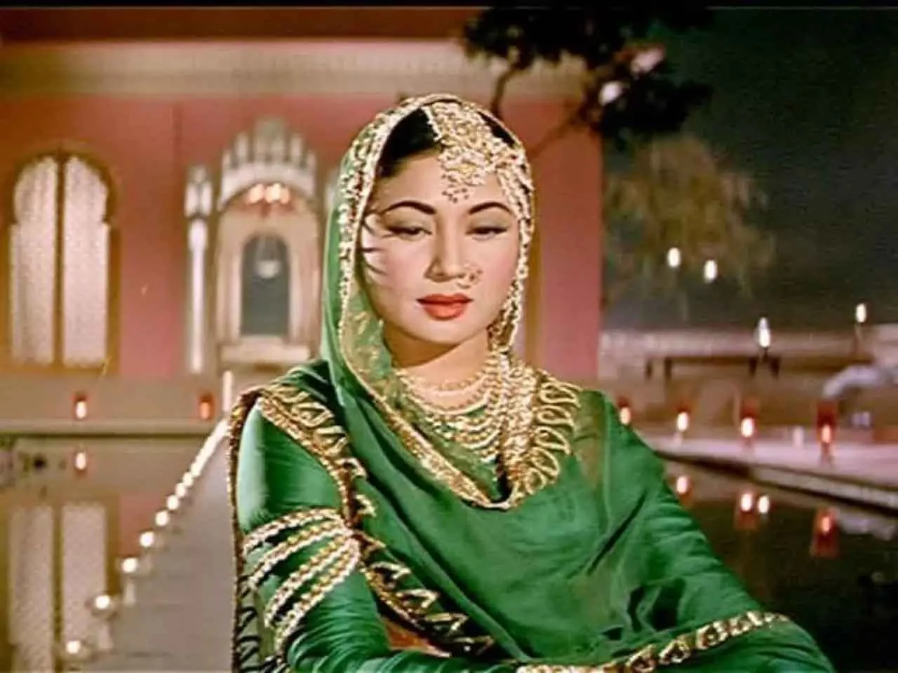 Meena kumari tragic story know why tragedy queen always hide her left hand  from camera | Meena Kumari: कभी दुपट्टा कभी कुछ और..क्यों हमेशा अपने बाएं  हाथ को छिपाती थीं मीना, इस