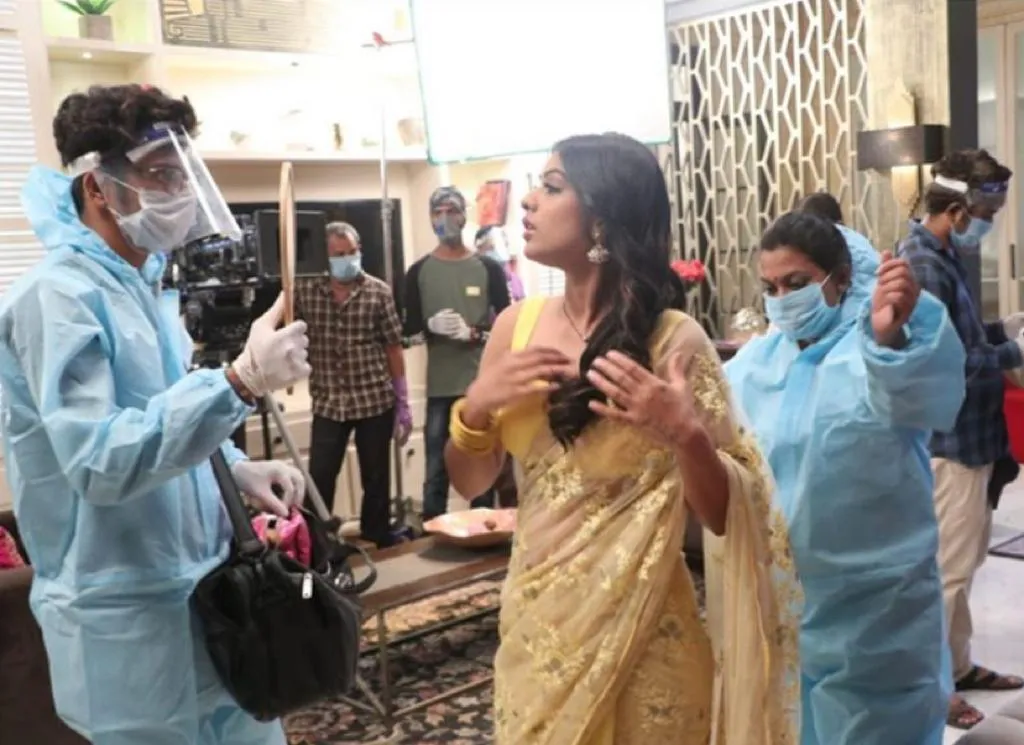 निया शर्मा ने शुरु की नागिन-4 की शूटिंग, शेयर की सेट से तस्वीरें