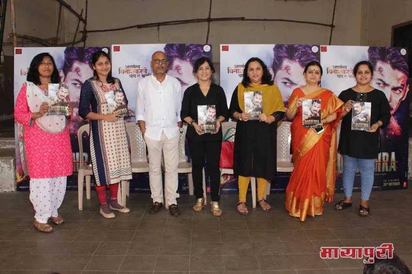 Dassehra Movie Singer Madhushree and Producer Aparana S Hosing Distributed Notebook at Nityanand BMC School