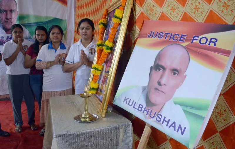 पूर्व नौसेना अधिकारी कुलभूषण जाधव के समर्थकों ने मुंबई में जाधव की मौत की सजा को निलंबित करने की मांग की