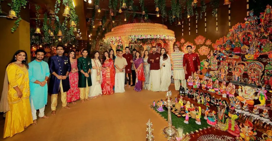 कल्याण ज्वैलर्स के घर पर नवरात्रि पूजा में शामिल हुए अमिताभ बच्चन