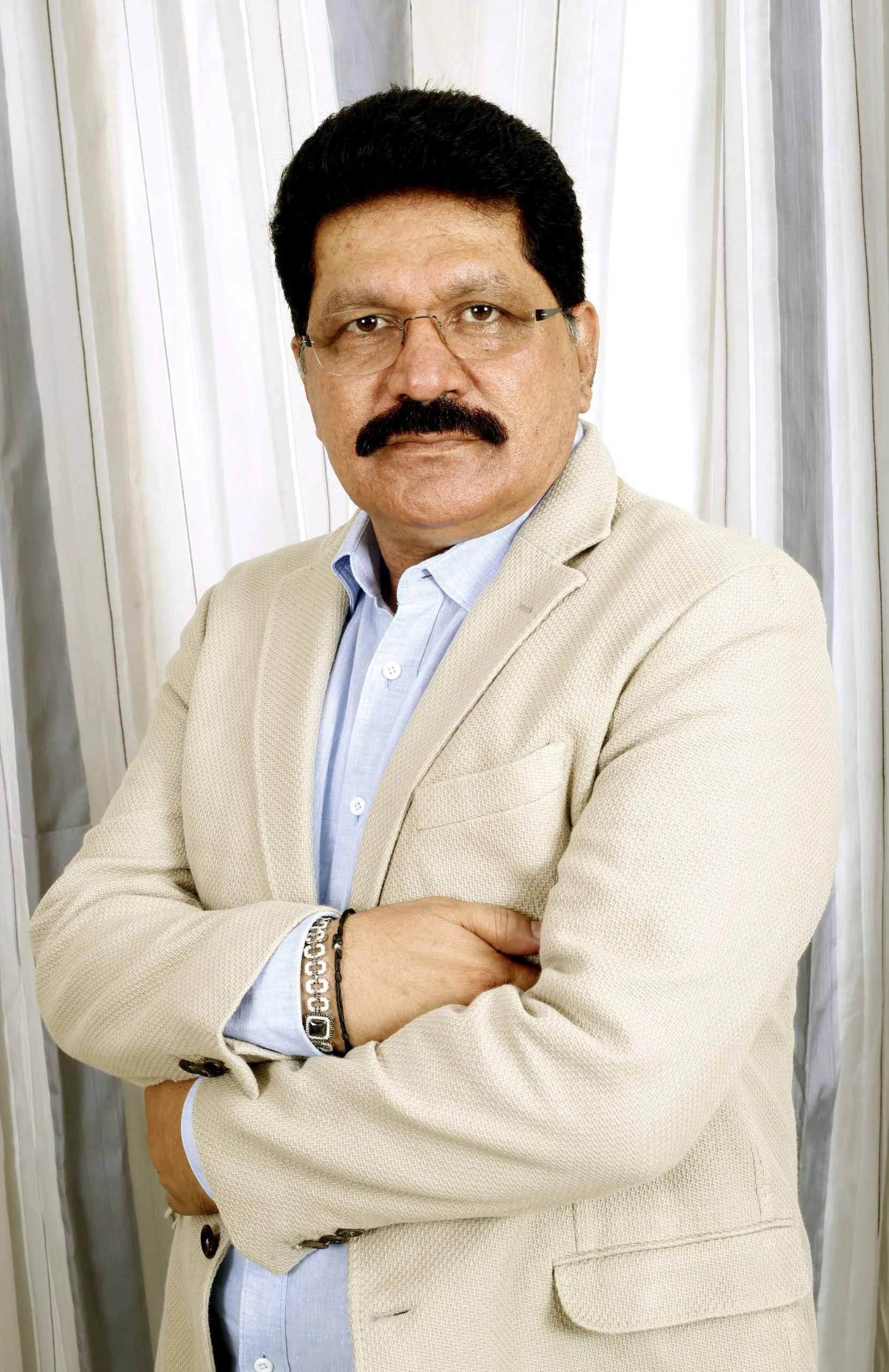 डॉ अब्दुल रहमान वनू बॉलीवुड के दैनिक श्रमिकों की ज़रूरी चीज़ों के साथ मदद कर रहे हैं