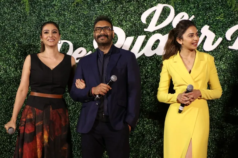 मुंबई में अजय देवगन, तब्बू और रकुलप्रीत सिंह ने लॉन्च किया फिल्म दे दे प्यार दे का ट्रेलर