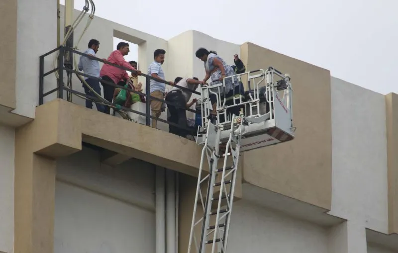 मुंबई की एमटीएनएल बिल्डिंग में लगी आग 84 लोगों को सकुशल निकाला गया बाहर