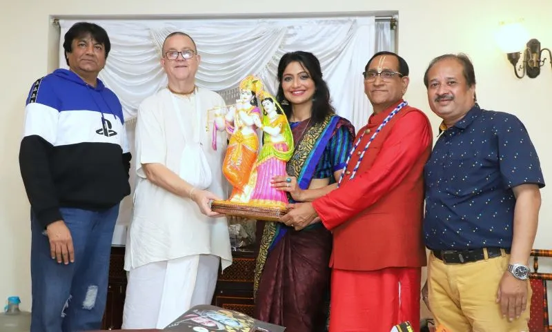 Photos: एक्ट्रेस आरती नागपाल ने गुरुद्वारे और इस्कॉन मंदिर में मनाया अपना जन्मदिन मनाया...