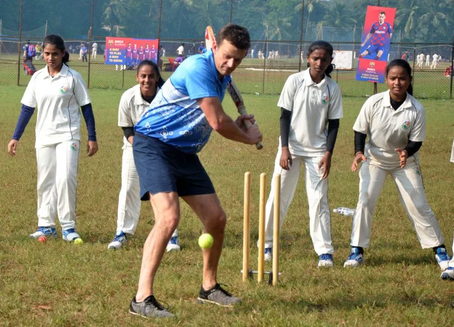पूर्व ऑस्ट्रेलियाई क्रिकेटर एडम गिलक्रिस्ट ने बच्चों के लिए क्रिकेट चैरिटी में हिस्सा लिया