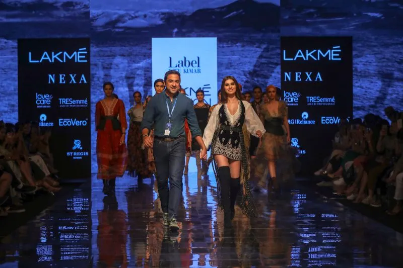 Lakme Fashion Week 2019: डिजाइनर ऋतु कुमार के लिए शो स्टॉपर बनीं तारा सुतारिया