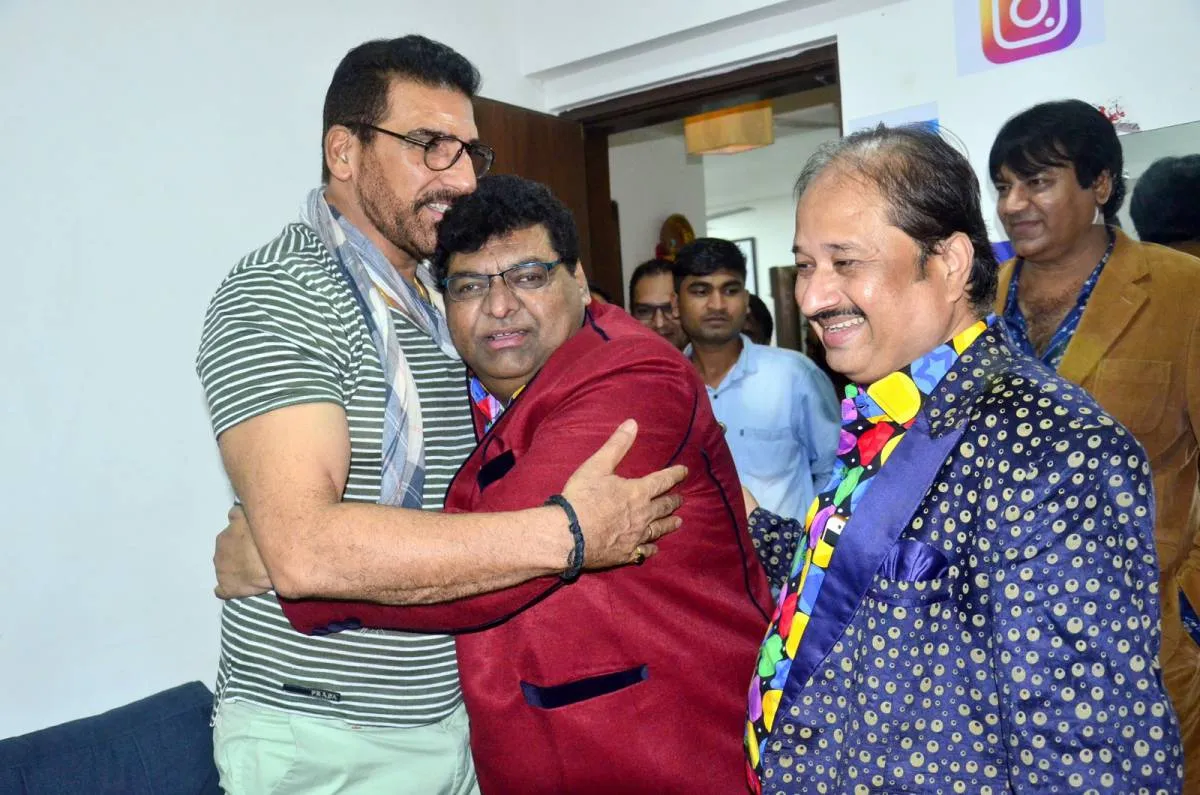 मुंडे मीडिया ने मनाया कास्टिंग डायरेक्टर हैरी वर्मा का जन्मदिन बॉलीवूड स्टार मुकेश ऋषी के साथ