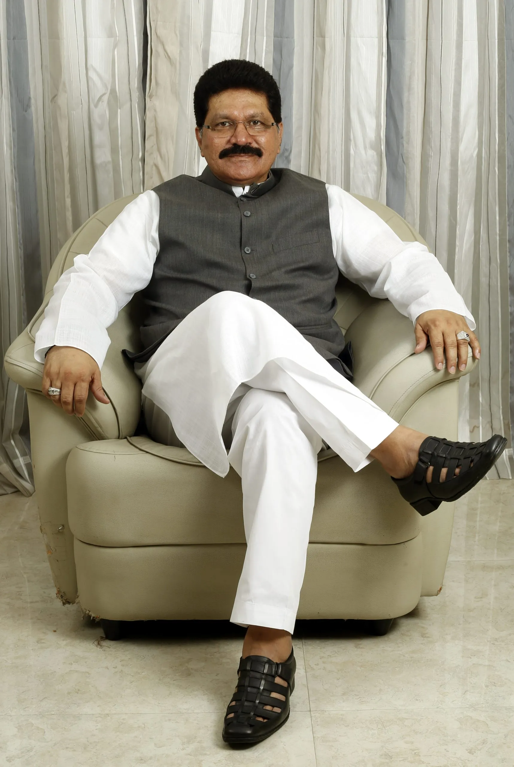 डॉ अब्दुल रहमान वनू बॉलीवुड के दैनिक श्रमिकों की ज़रूरी चीज़ों के साथ मदद कर रहे हैं