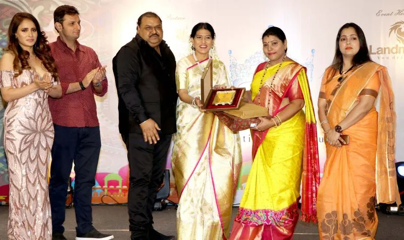 सेलेब्स ने मिस और मिसेज टियारा इंडिया के सेमीफाइनल में ठाणे के लैंडमार्क कार्स में शिरकत की 
